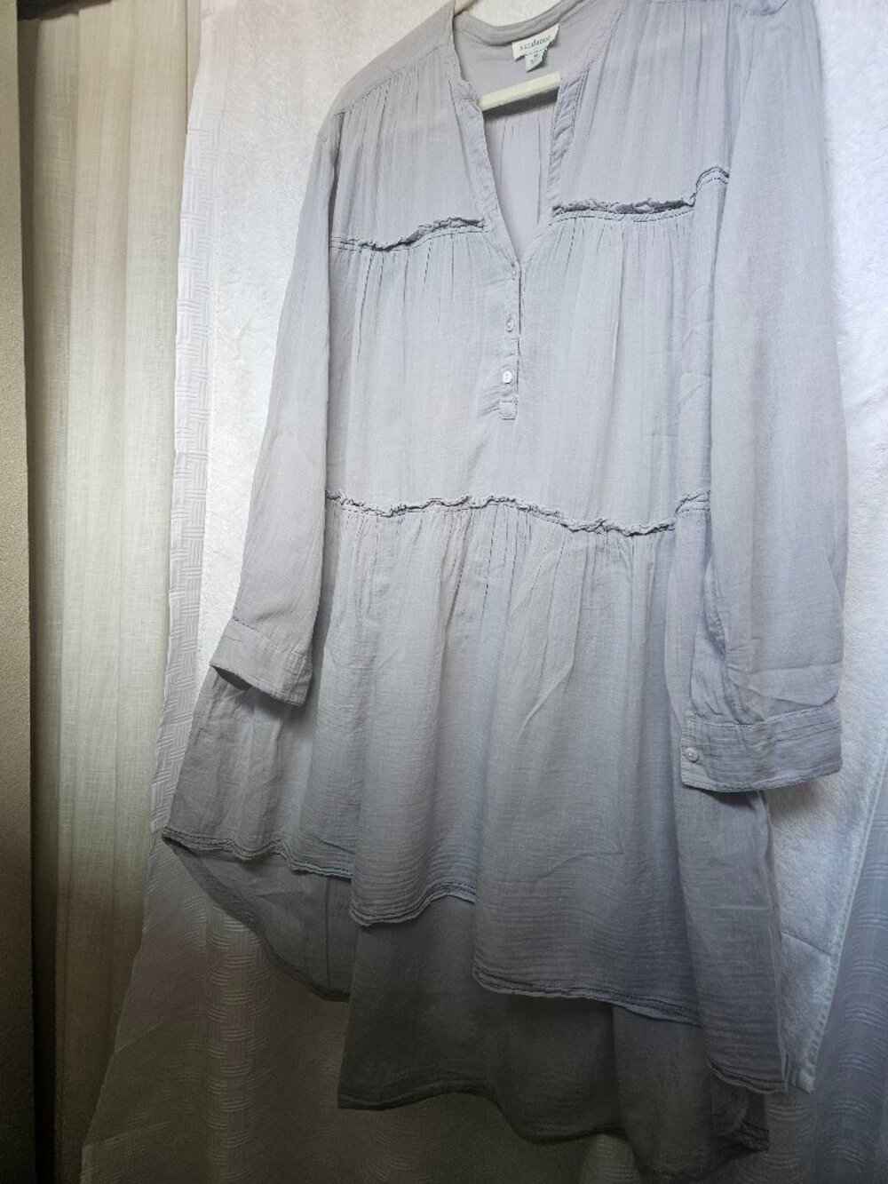 Sundance Boho sheer flowy shirt-tail hem top light grey/blue